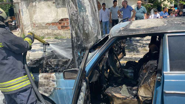 Motor kısmından alev alan otomobil kullanılamaz hale geldi