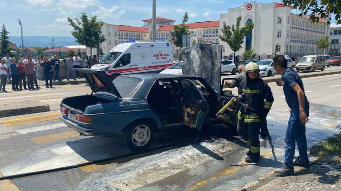 Motor kısmından alev alan otomobil kullanılamaz hale geldi