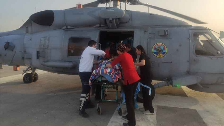 Askeri helikopter deprem bölgesinde can kurtarmak için havalandı