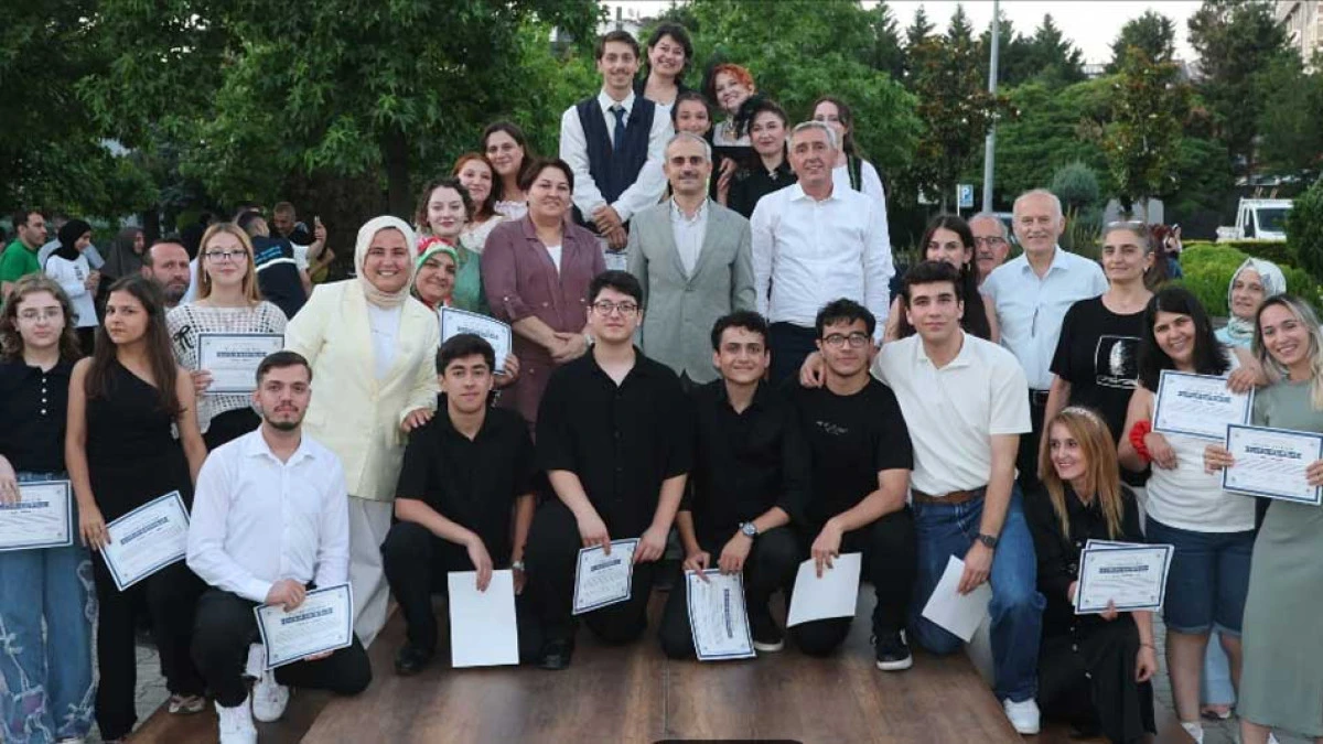 Başkan &Ccedil;ift&ccedil;i'den &Ccedil;ayırovalı tiyatroculara sertifika