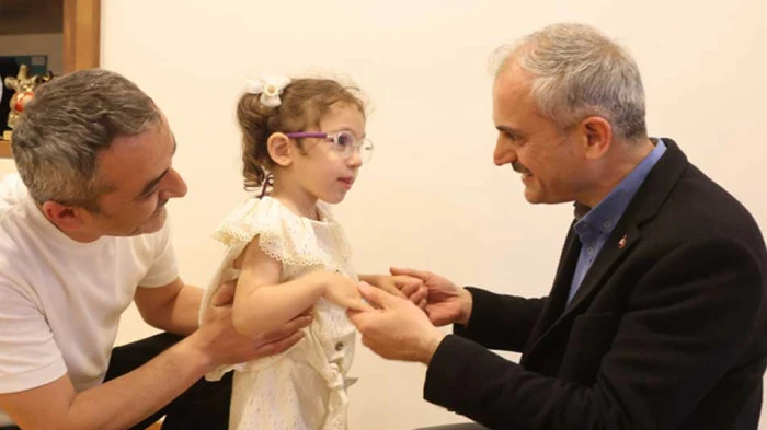 Başkan &Ccedil;ift&ccedil;i'den minik Lina'ya tedavi desteği