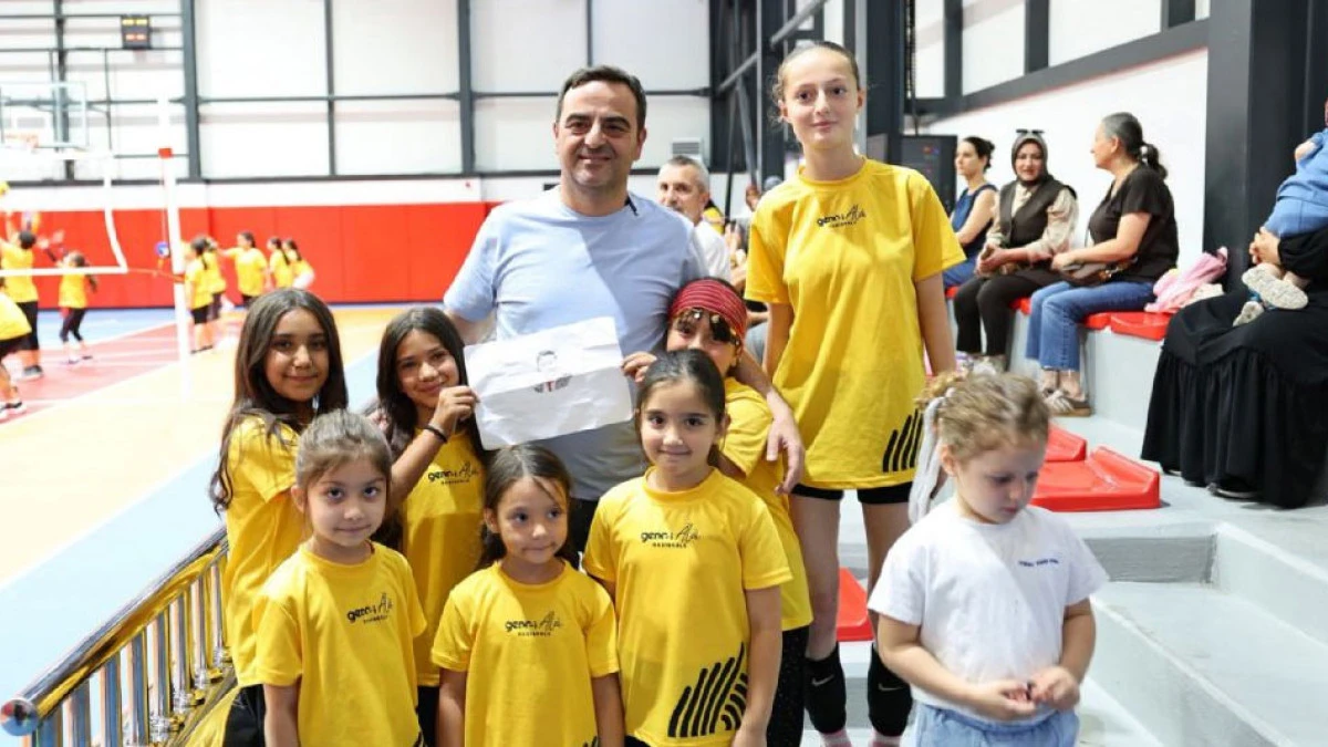 Başkan &Ouml;zl&uuml;'ye Başiskeleli miniklerden duygulandıran s&uuml;rpriz 