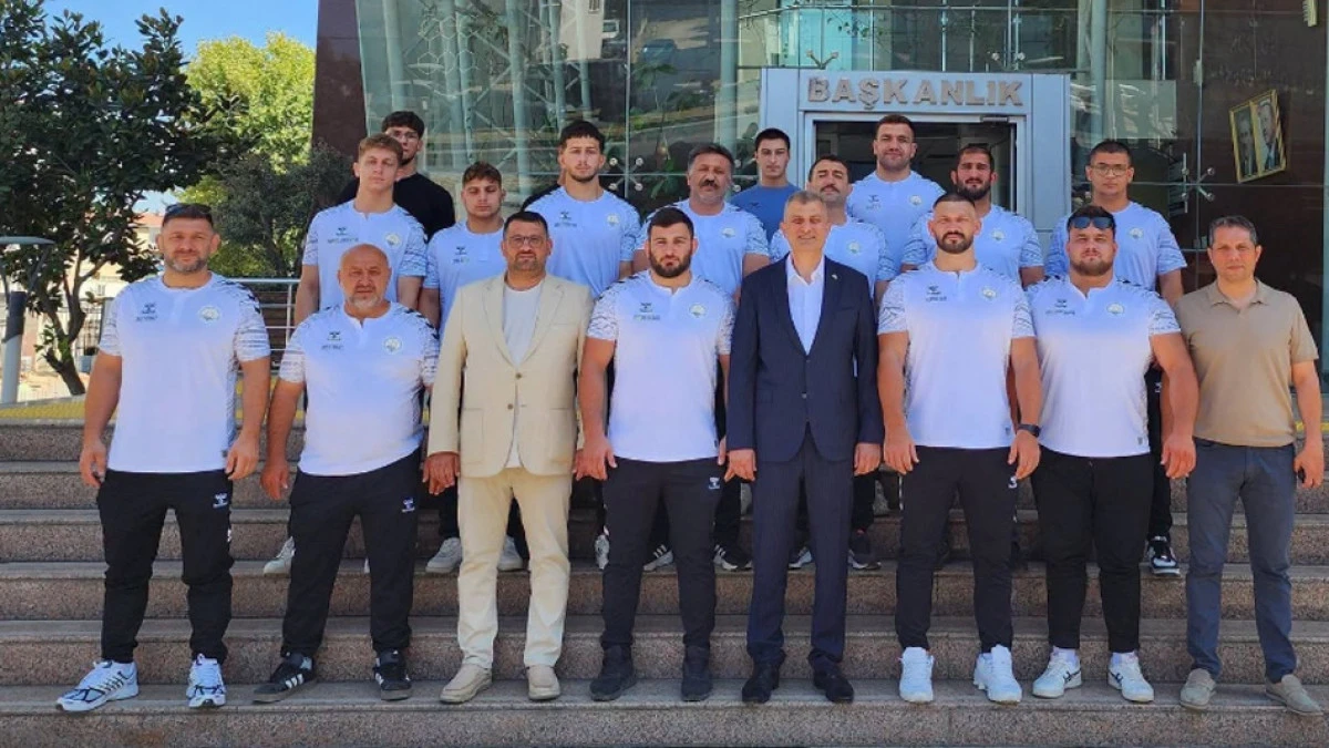 Başkan Sezer G&ouml;lc&uuml;kl&uuml; g&uuml;reş&ccedil;ileri uğurladı