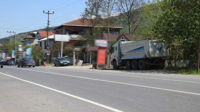 Belediye aracının &ccedil;arptığı  gen&ccedil; kadın kurtarılamadı 