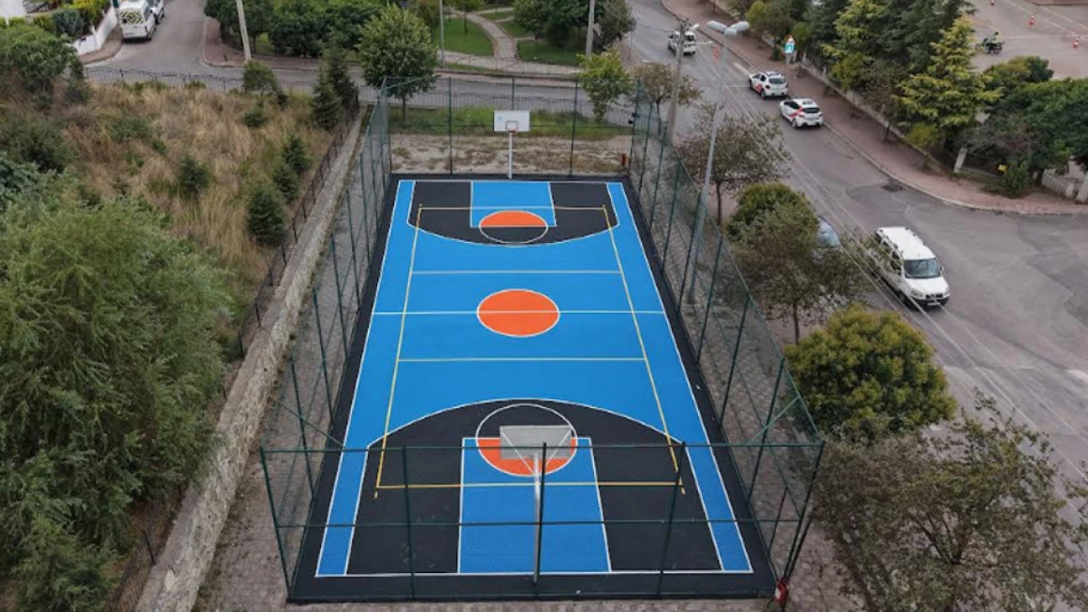 &Ccedil;ayırova&rsquo;daki spor sahaları tek tek  yenileniyor
