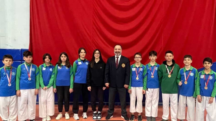 Çayırova'nın Karate takımı madalyalarla döndü