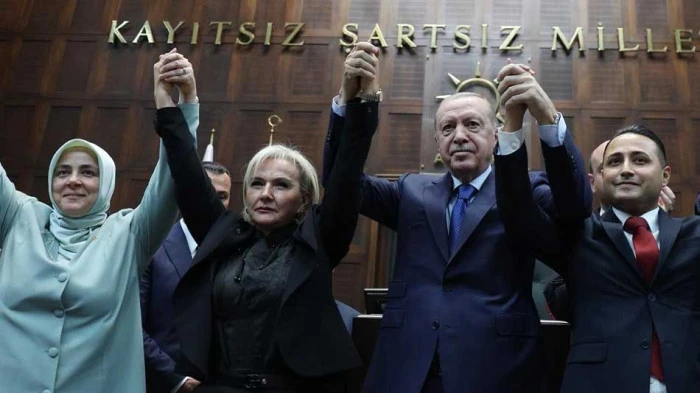 CHP'den istifa eden &Ouml;zdemir Ak Partiye ge&ccedil;ti
