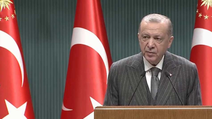 Cumhurbaşkanı Erdoğan masa altını işaret etti 