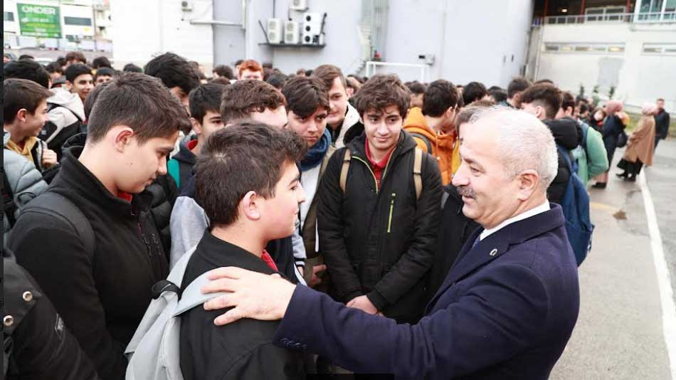 Gebze Belediye Başkanı Büyükgöz güne gençlerle başladı