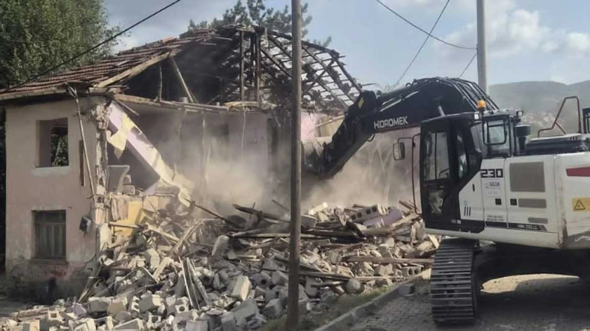 G&ouml;lc&uuml;k Belediyesi metruk binalara ge&ccedil;it vermiyor