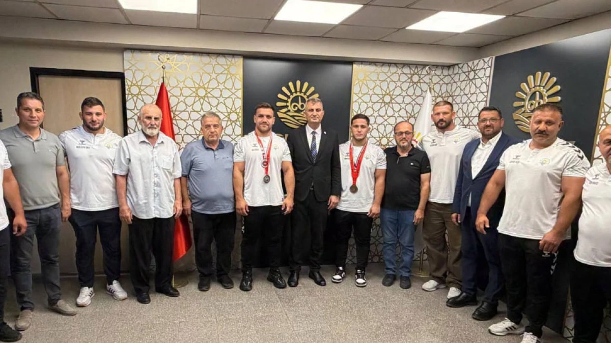 G&ouml;lc&uuml;kl&uuml; Pehlivanlardan Başkan Sezer'e Ziyaret