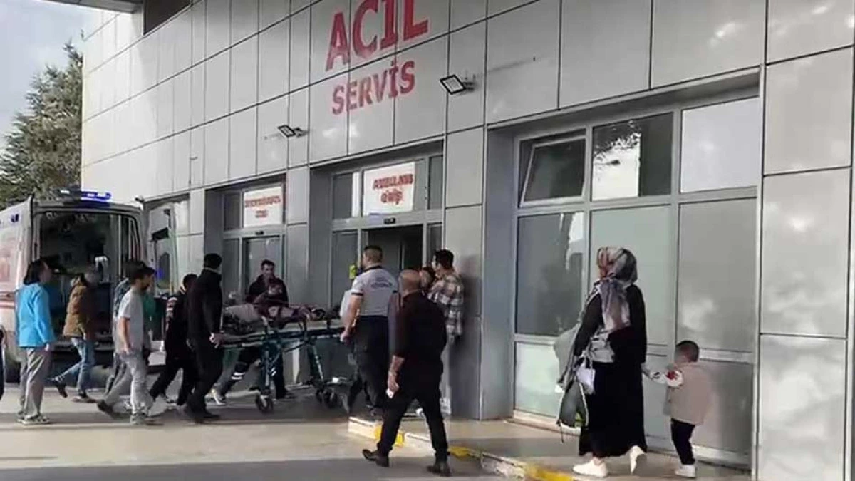 İskeleden d&uuml;şen 2 iş&ccedil;i yaralandı