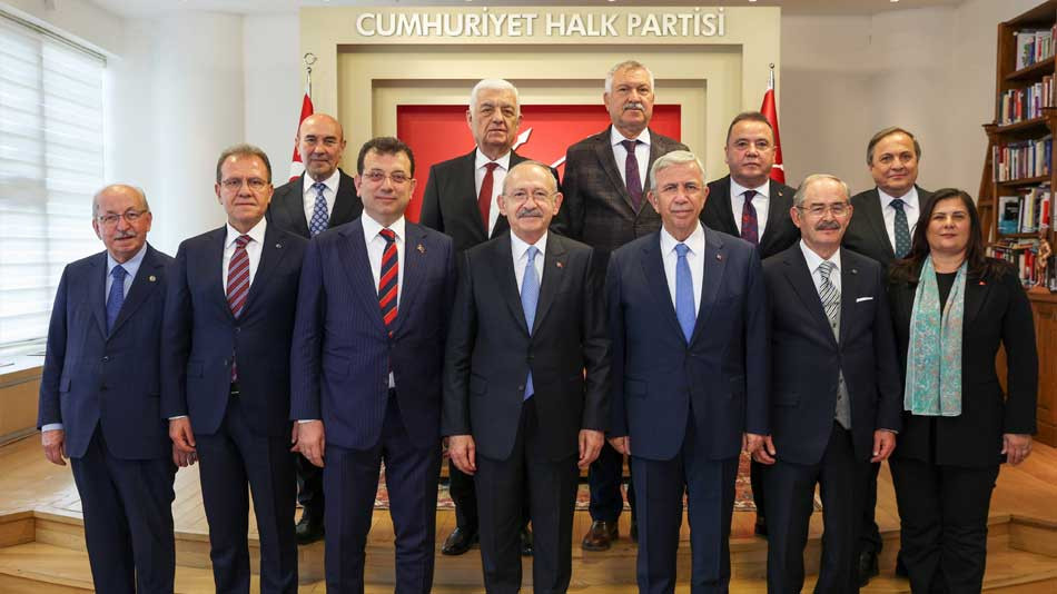 Kılıçdaroğlu , Büyükşehir belediye başkanlarını Genel Merkezde topladı