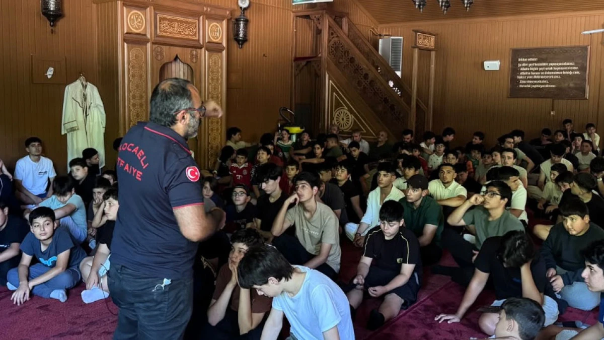  Kocaeli İtfaiyesi &ccedil;ocukları afetlere karşı bilin&ccedil;lendiriyor