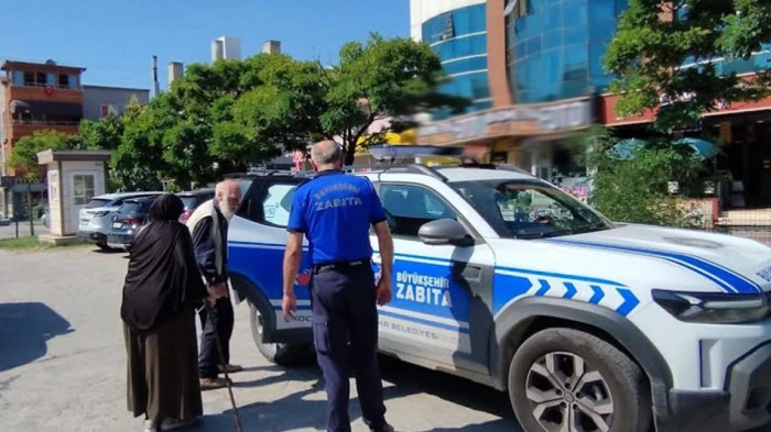 Kocaeli Zabıtası, yolunu kaybeden yaşlı &ccedil;iftin imdadına koştu