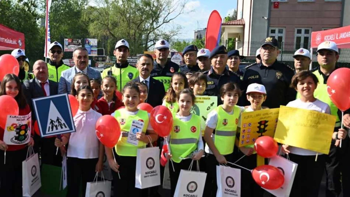 Kocaeli'de minik trafik dedektifleri g&ouml;rev başında