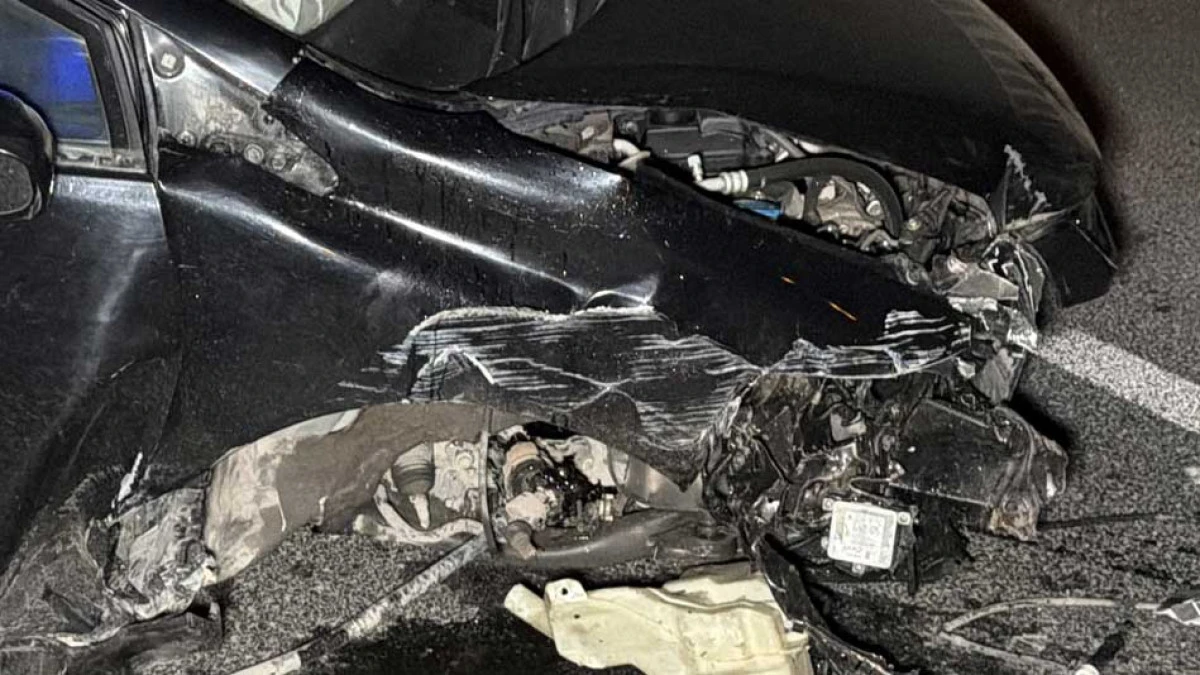 K&ouml;pr&uuml; korkuluklarına &ccedil;arpan otomobil hurdaya d&ouml;nd&uuml;