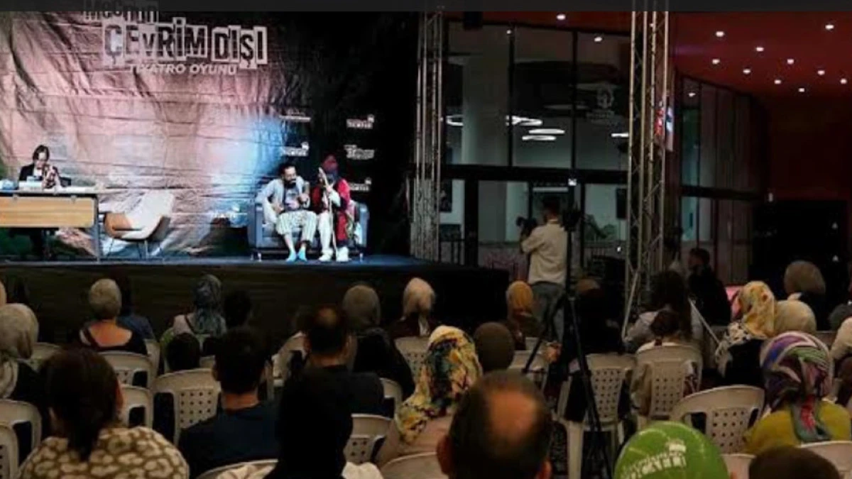 Mecnun &Ccedil;evrim Dışı izleyici ile k&uuml;t&uuml;phanede buluştu