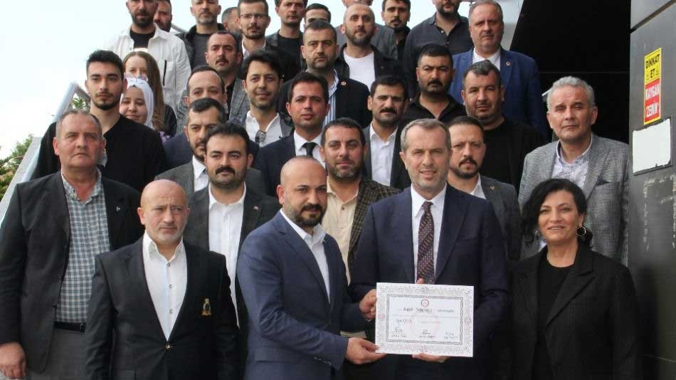 MHP Kocaeli Milletvekili Saffet Sancaklı mazbatasını aldı