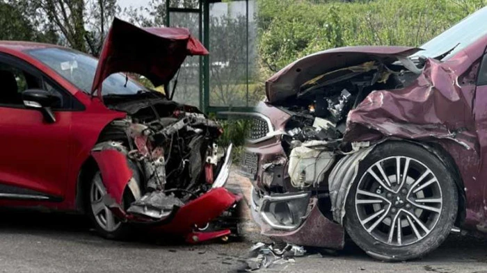  Otomobiller kafa kafaya &ccedil;arpıştı