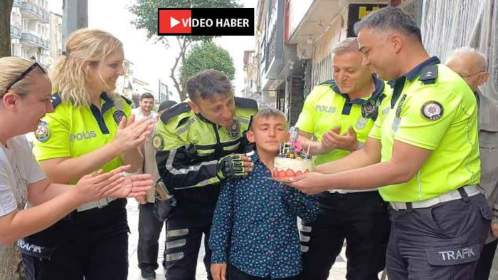  Polislerden Hakan Emir'e kaldırımda doğum günü sürprizi