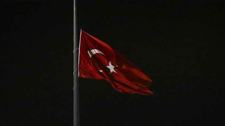Türkiye'de bayraklar İran için yarıya indirildi 