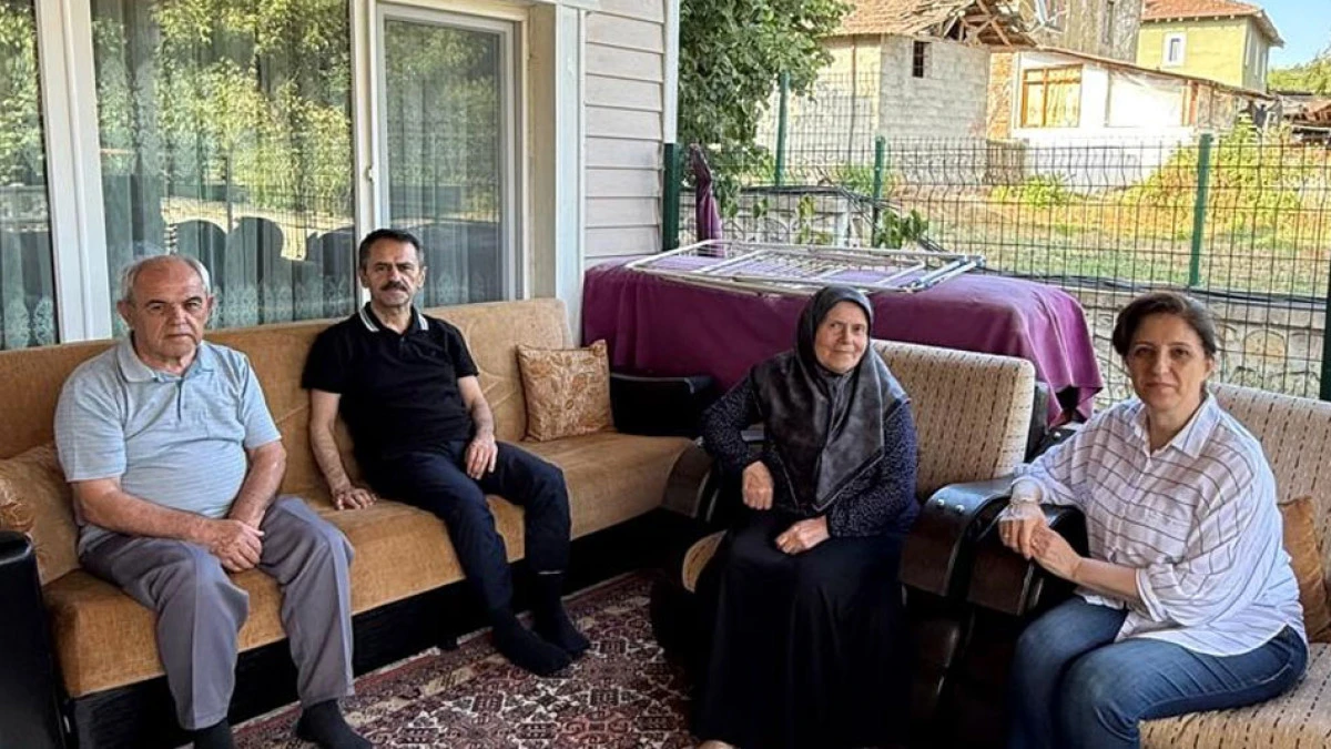 Vali İlhami Aktaş ve Eşi Song&uuml;l Aktaş'tan şehit ailesine ziyaret