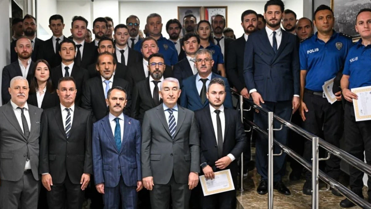 Vali İlhami Aktaş'tan Emniyet Personeline başarı belgesi