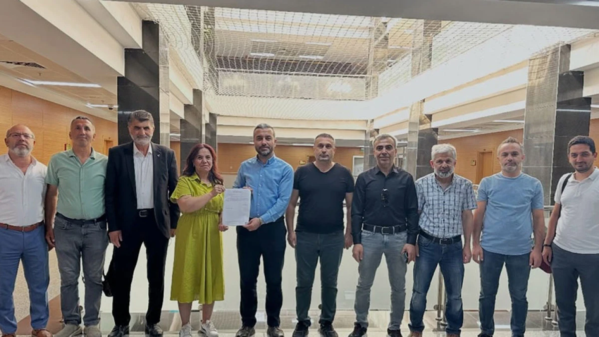YRP Gebze İl&ccedil;e Başkanı Halil Bilikci mazbatasını aldı